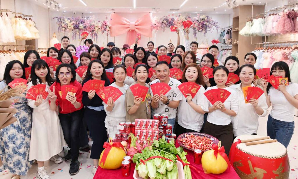 Outong Fashion team at our Guangzhou children's clothing showroom, supporting global buyers with wholesale kidswear, OEM/ODM and private label services.